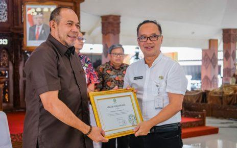 PENGHARGAAN. Wali Kota Magelang dr. Muchamad Nur Aziz (kanan) menerima penghargaan. (foto: prokompimkotamgl)