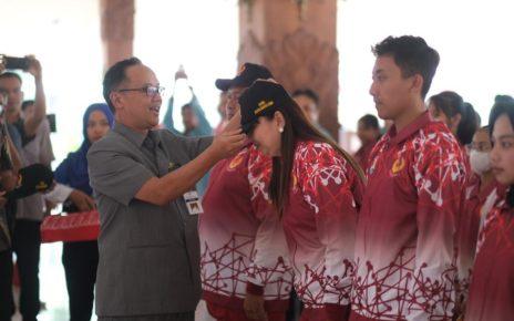 TOPI. Wali Kota Magelang, dr Muchamad Nur Aziz mengenakan topi untuk kontingen yang akan berlaga di Porprov Jateng XVI. (foto: prokompimkotamgl)
