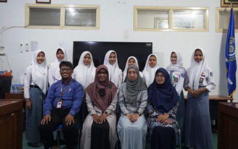 FOTO. Siswi dan guru pendamping dari SMK Muhammadiyah Salaman berfoto bersama pihak FPH UNIMMA. (foto: unimma)