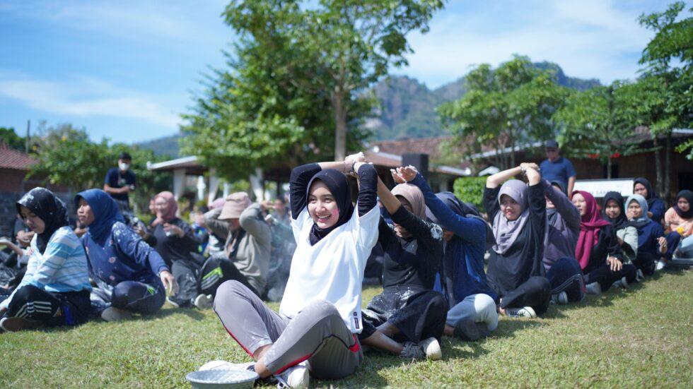 OUTBOND. Mahasiswa sedang mengikuti English Outing Class dengan agenda Fun Outbond digelar UPT Pusat Bahasa (PUSBA) Universitas Muhammadiyah Magelang (UNIMMA). (foto: unimma)