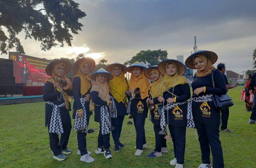 UNIMMA. Perwakilan dari UNIMMA turut serta dalam pemecahan rekor MURI (Museum Rekor Indonesia) untuk tari sluku sluku bathok dengan peserta terbanyak di Alun-alun Kota Magelang, Minggu 2 Juli 2023. (foto: unimma)