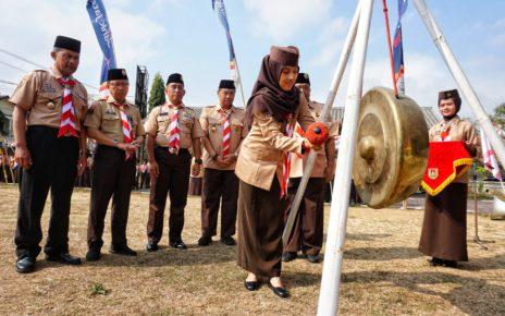 PRAMUKA. Ketua Majelis Pembimbing Cabang Gerakan Pramuka Kabupaten Magelang di wakili oleh Wakil Ketua Bidang Pengabdian Masyarakat, Christanti Handayani Zaenal Arifin saat membuka kegiatan Jambore Penggalang SD/MI Kwartir Cabang Tingkat Kabupaten Magelang Tahun 2023. (foto: prokompimkabmgl)