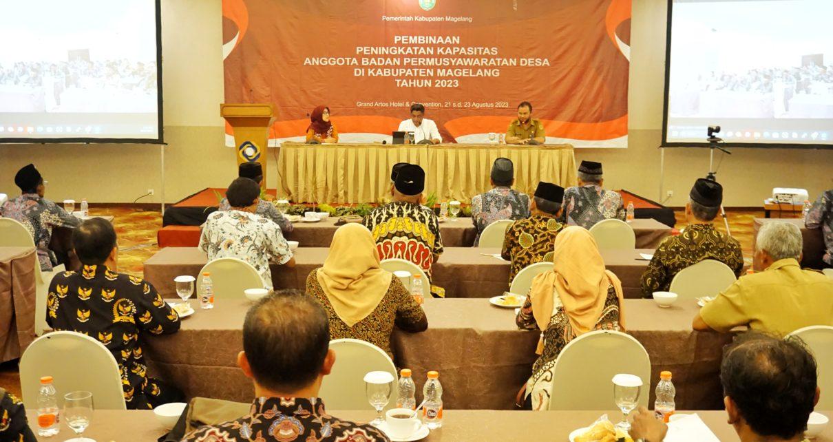 HADIRI. Bupati Magelang Zaenal Arifin memberikan arahan pada acara Pembinaan Peningkatan Kapasitas Anggota Badan Permusyawaratan Desa (BPD) di Kabupaten Magelang. (foto: prokompimkabmgl)