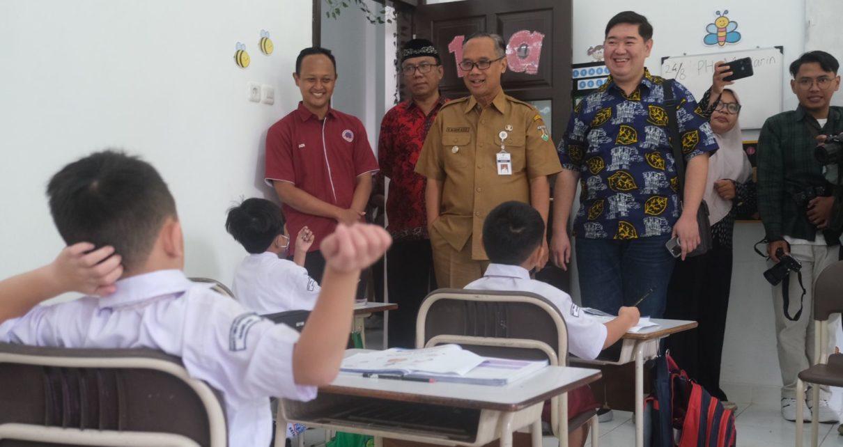 KUNJUNGI. Wali Kota Magelang dr. Muchamad Nur Aziz berkesempatan berkunjung ke Sekolah Bhakti Tunas Harapan (SBTH) di Jalan Jenderal Sudirman 68A Kota Magelang, Senin (21/8/2023). (foto: prokompimkotamgl)
