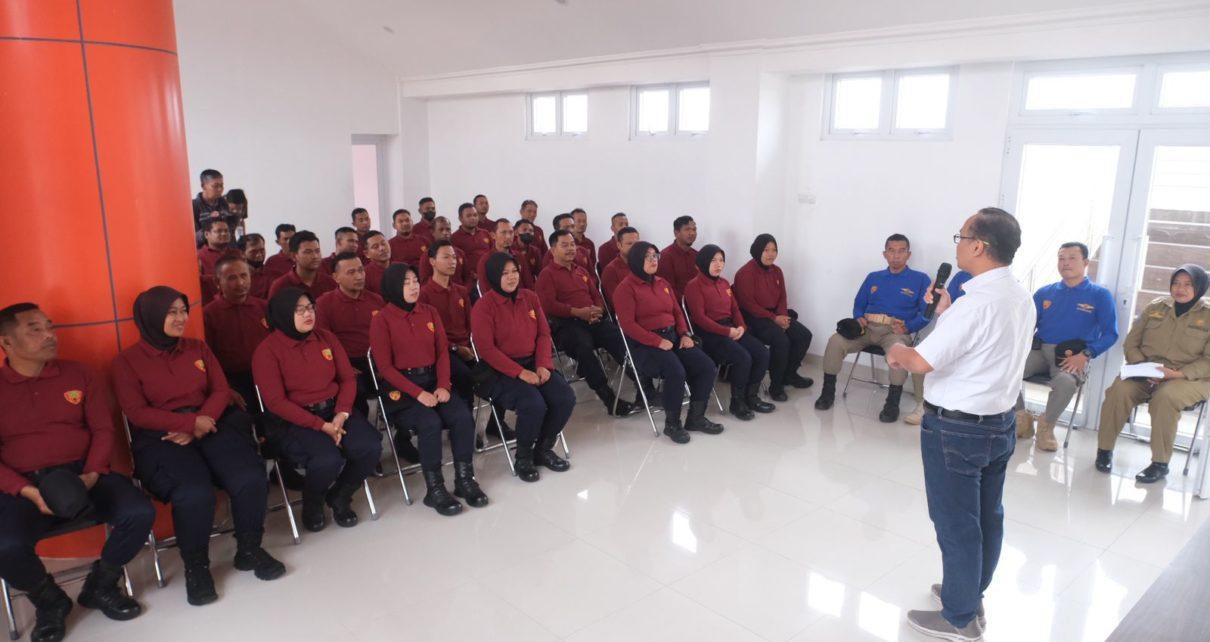 PENGARAHAN. Wali Kota Magelang dr Muchamad Nur Aziz memberikan pengarahan dan pembinaan kepada Satgas Linmas. (foto: prokompimkotamgl)