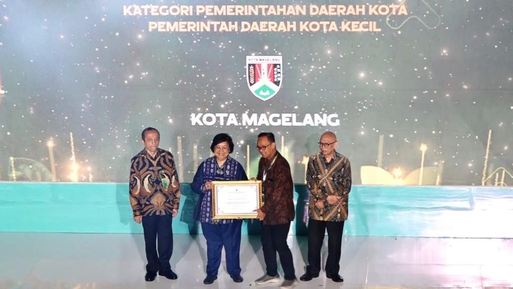 PENGHARGAAN. Menteri Lingkungan Hidup dan Kehutanan Siti Nurbaya menyerahkan penghargaan kepada Wali Kota Magelang dr. Muchamad Nur Aziz di Gedung Manggala Wanabakti kantor KLHK, Jakarta, Selasa (29/8/2023). (foto: prokompimkotamgl)