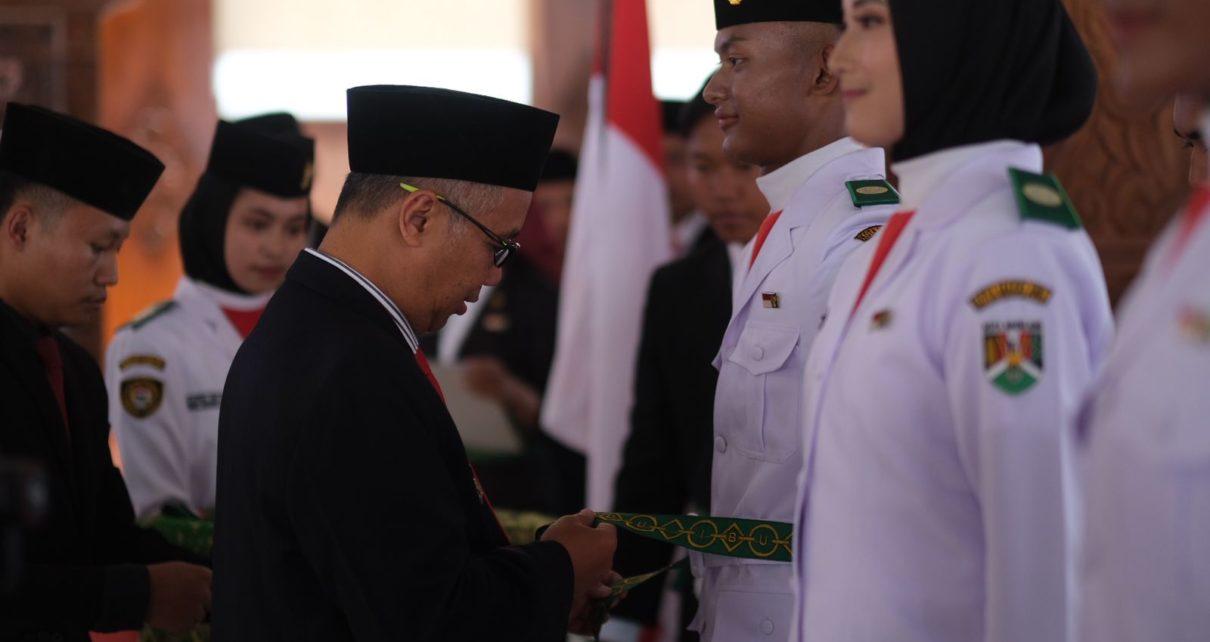 DIKUKUHKAN. Wali Kota Muchamad Nur Aziz mengukuhkan Paskibraka Kota Magelang Tahun 2023 di Pendopo Pengabdian, Selasa (15/8/2023). (foto: prokompimkotamgl)
