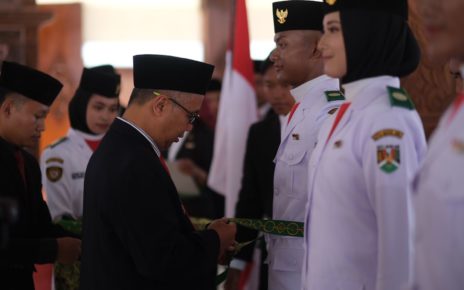 DIKUKUHKAN. Wali Kota Muchamad Nur Aziz mengukuhkan Paskibraka Kota Magelang Tahun 2023 di Pendopo Pengabdian, Selasa (15/8/2023). (foto: prokompimkotamgl)