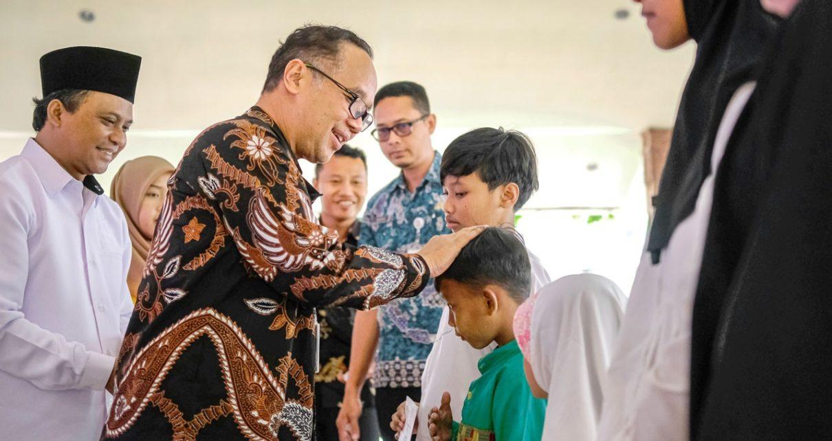 YATIM. Wali Kota Magelang dr. Muchamad Nur Aziz saat mengelus kepala anak yatim di Pendopo Pengabdian, Kamis 3 Agustus 2023. (foto: prokompimkotamgl)