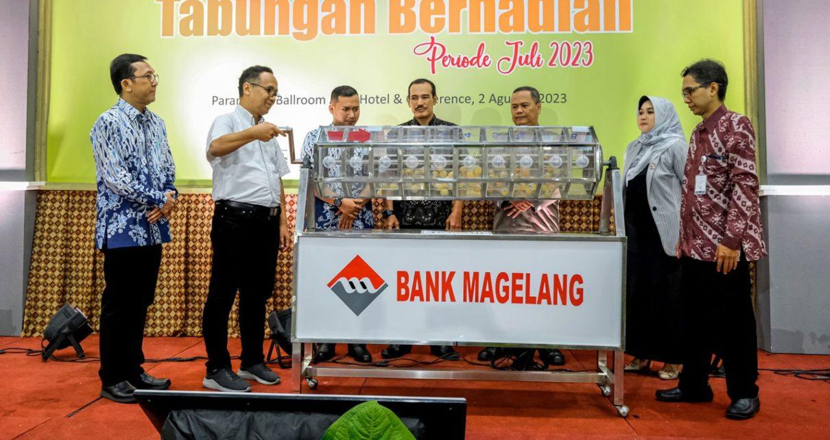 UNDIAN. Wali Kota Magelang dr. Muchamad Nur Aziz melakukan pengundian. (foto: prokompimkotamgl)
