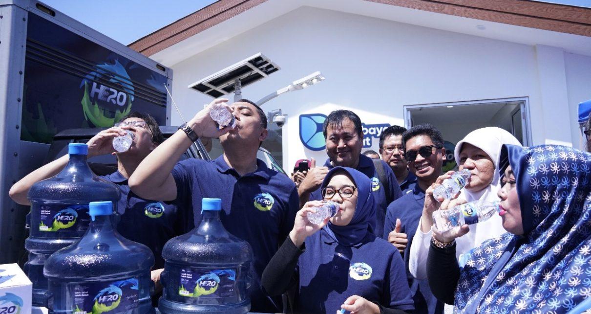 MINUM. (dari kiri) Rektor ITS Prof Dr Ir Mochamad Ashari MEng dan Wali Kota Surabaya Eri Cahyadi beserta istri mencoba langsung meminum air HE2O. (foto: its)