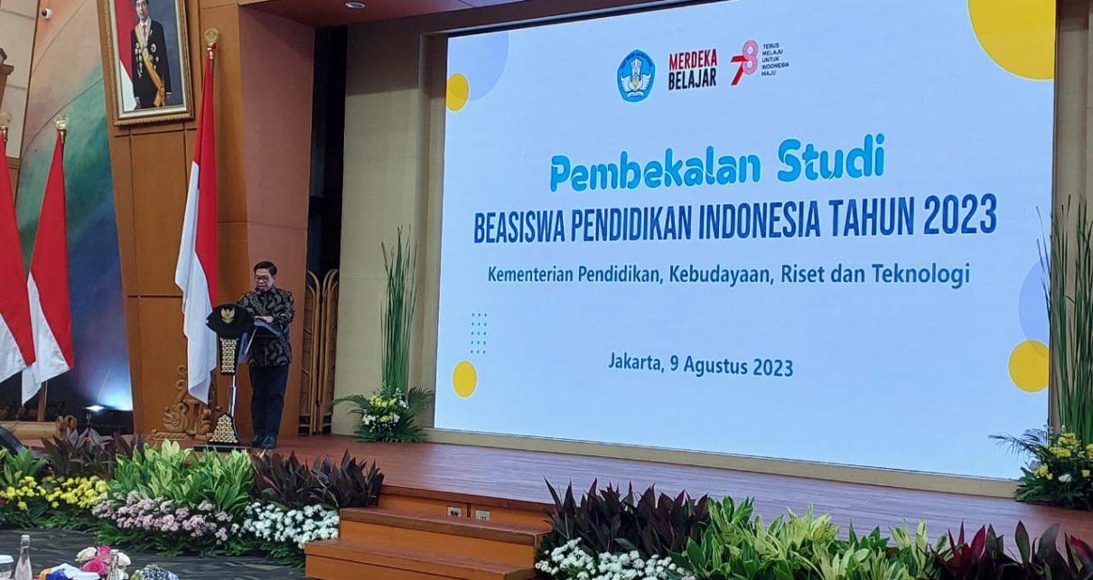 MAHASISWA. Prosesi pelepasan 465 Mahasiswa Penerima Beasiswa Pendidikan Indonesia Luar Negeri. (foto: kemendikbudristek)