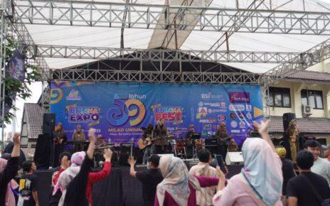 MUSIK. Grup musik Qasidah Irama Melayu (Qasima) dari Kabupaten Magelang saat pentas dalam UNIMMA Expo. (foto: unimma)