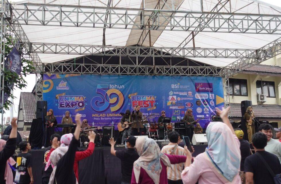 MUSIK. Grup musik Qasidah Irama Melayu (Qasima) dari Kabupaten Magelang saat pentas dalam UNIMMA Expo. (foto: unimma)