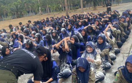 KERJA SAMA. SMK Muhammadiyah 1 Borobudur bekerja sama dengan Resimen Mahasiswa (Menwa) Universitas Muhammadiyah Magelang (UNIMMA). (foto: ist)