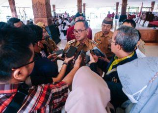 DIWAWANCARAI. Wali Kota Magelang Muchamad Nur Aziz saat diwawancarai wartawan. (foto: prokompimkotamgl)