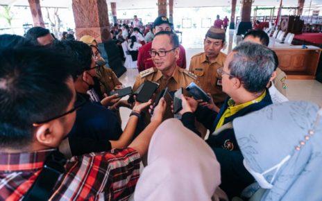 DIWAWANCARAI. Wali Kota Magelang Muchamad Nur Aziz saat diwawancarai wartawan. (foto: prokompimkotamgl)