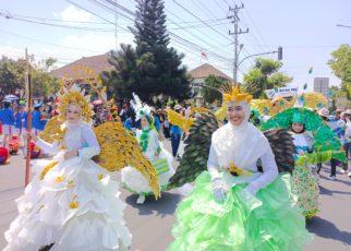KARNAVAL. SD Muhammadiyah 2 Alternatif (Mutual 2) Kota Magelang sukses mempersembahkan penampilan terbaik dalam ajang Magelang Ethno Carnival (MEC) Kota Magelang (24/9/2023). (foto: ist)