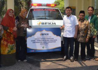 BANTUAN. Badan Pengelola Keuangan Haji (BPKH) memberikan bantuan ambulans kepada Universitas Muhammadiyah Magelang (UNIMMA). (foto: unimma)