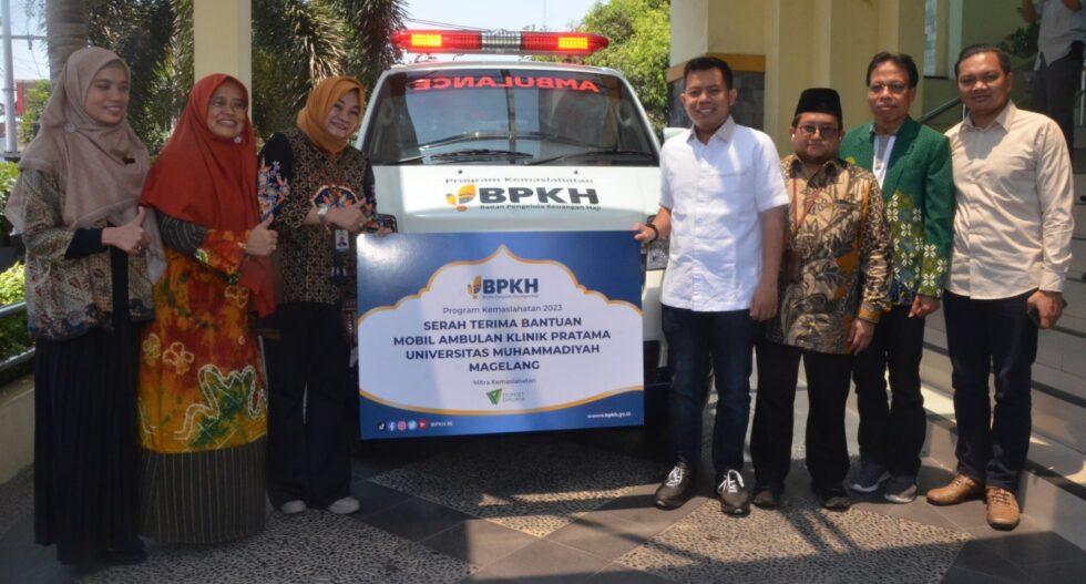 BANTUAN. Badan Pengelola Keuangan Haji (BPKH) memberikan bantuan ambulans kepada Universitas Muhammadiyah Magelang (UNIMMA). (foto: unimma)
