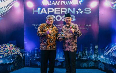 MENERIMA. Wakil Wali Kota Magelang KH M Mansyur (kanan) saat mendapatkan apresiasi pada acara puncak Hari Perumahan Nasional (Hapernas) 2023 di Jakarta, Kamis 31 Agustus 2023 malam. (foto: prokompimkotamgl)