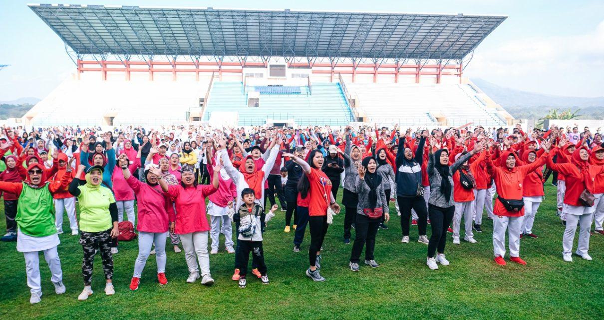 HAORNAS. Peringatan Hari Olah Raga Nasional (HAORNAS) ke-40 Tingkat Kota Magelang dimeriahkan dengan Senam Bersama yang diikuti oleh lebih dari seribu orang warga Kota Magelang di Stadion Moch. Soebroto, Kompleks Gelora Sanden, Minggu (10/9/2023). (foto: prokompimkotamgl)