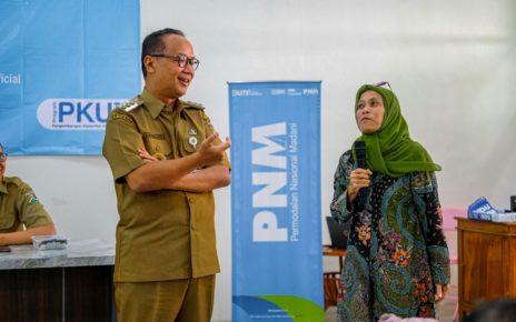 DIALOG. Wali Kota Magelang, dr Muchamad Nur Aziz saat berdialog dengan pelaku UMKM. (foto: prokompimkotamgl)