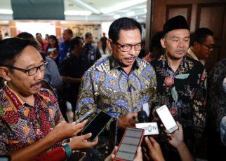 MEDIA. Penjabat Gubernur Jawa Tengah Nana Sudjana saat diwawancarai awak media. (foto: jatengprov)