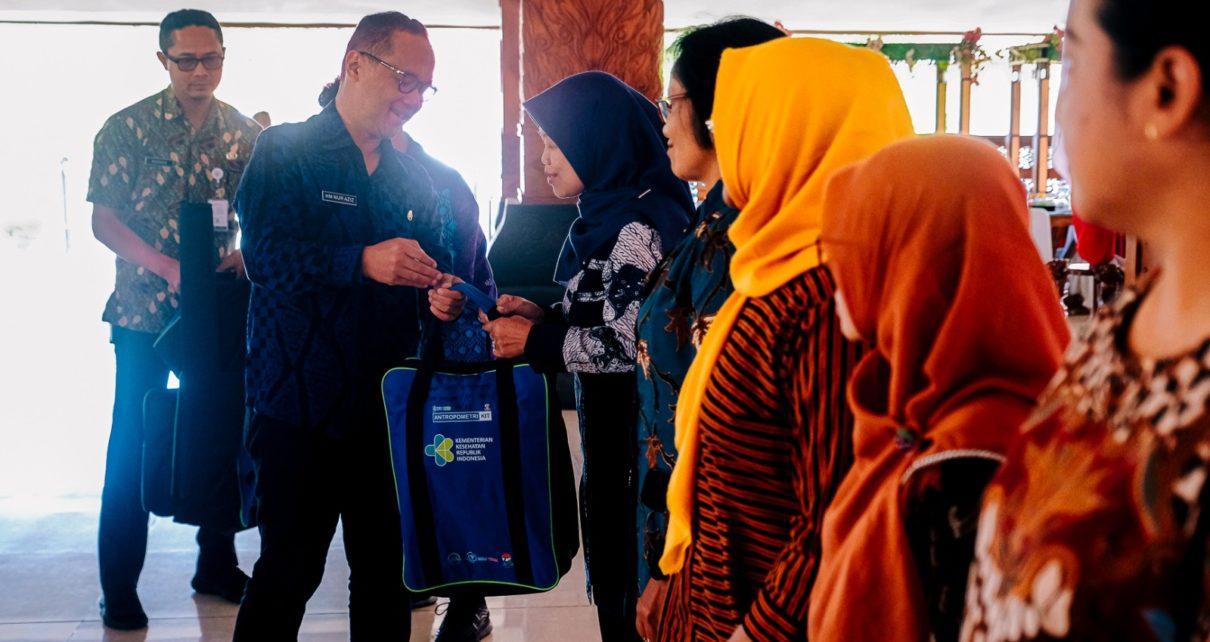 MENYERAHKAN. Wali Kota Magelang dr Muchamad Nur Aziz menyerahkan Alat Antropometri Kit secara simbolis. (foto: prokompimkotamgl)
