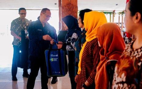 MENYERAHKAN. Wali Kota Magelang dr Muchamad Nur Aziz menyerahkan Alat Antropometri Kit secara simbolis. (foto: prokompimkotamgl)