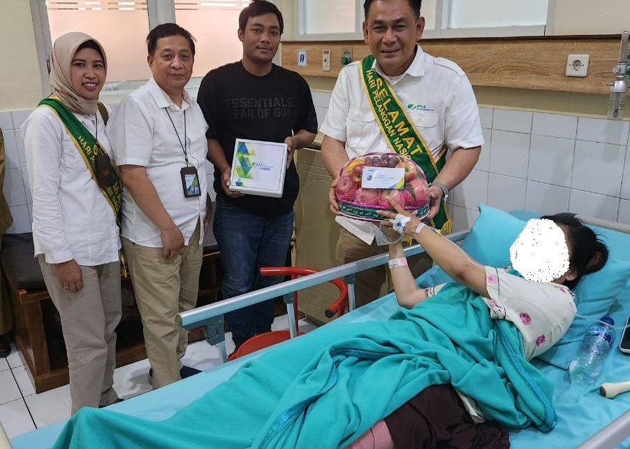 SAMBANGI PASIEN. Kepala BPJAMSOSTEK Magelang, Budi Pramono (dua kanan) saat menyambangi pasien Kecelakaan Kerja di RSUD Temanggung, Senin 4 September 2023. (foto: ist)