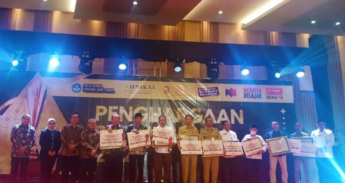 PENGHARGAAN. Balai Bahasa Provinsi Jawa Tengah kembali memberikan Penghargaan Prasidatama kepada pengguna bahasa Indonesia terbaik dan karya sastra terbaik di Jawa Tengah. (foto: kemendikbudristekdikti)