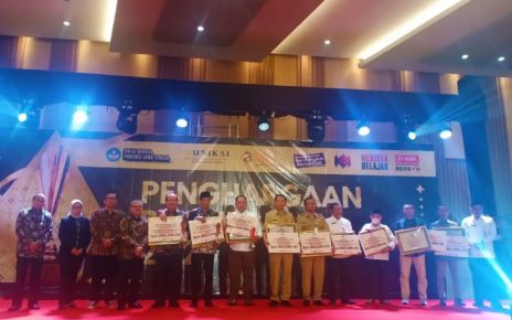 PENGHARGAAN. Balai Bahasa Provinsi Jawa Tengah kembali memberikan Penghargaan Prasidatama kepada pengguna bahasa Indonesia terbaik dan karya sastra terbaik di Jawa Tengah. (foto: kemendikbudristekdikti)