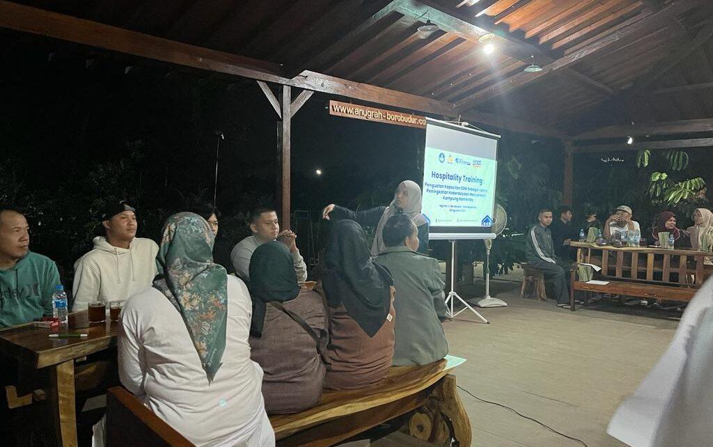 PENGABDIAN. Dosen dan mahasiswa Program Studi (Prodi) Ilmu Komunikasi (Ilkom) Universitas Muhammadiyah Magelang (UNIMMA) menyelenggarakan rangkaian program Pengabdian kepada Masyararakat (PkM) di Kampung Homestay. (foto: unimma)
