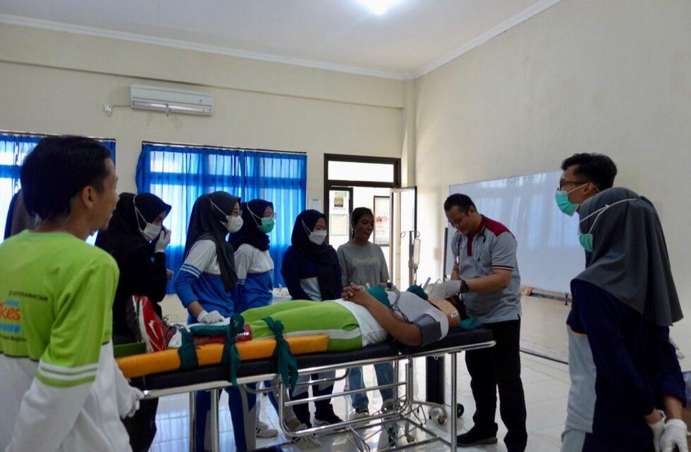 PPGD. Fakultas Ilmu Kesehatan (Fikes) Universitas Muhammadiyah Magelang (UNIMMA) bekerja sama dengan Ikatan Keluarga Alumni (IKA) Fikes UNIMMA menyelenggarakan pelatihan Penanggulangan Penderita Gawat Darurat (PPGD). (foto: unimma)