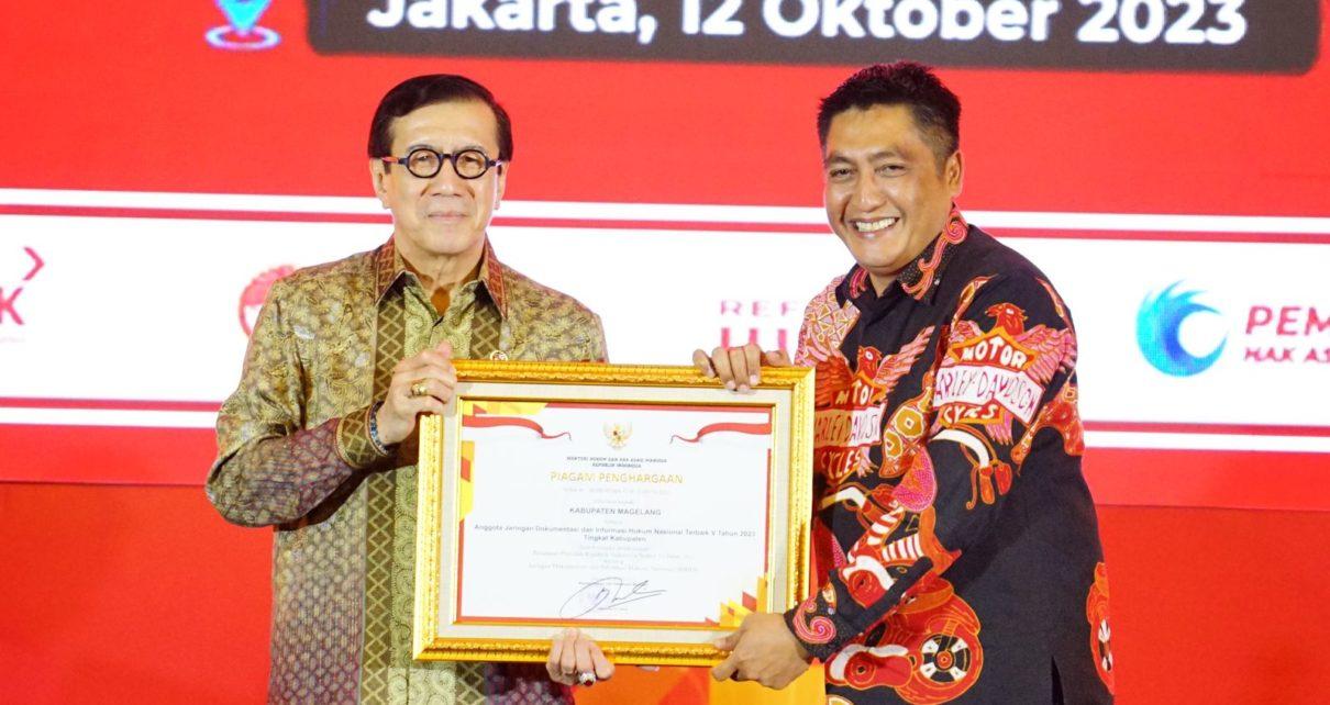 PENGHARGAAN. Bupati Magelang Zaenal Arifin saat menerima Penghargaan JDIHN dari Menteri Hukum Dan HAM RI Yasonna Hamonangan Laoly. (foto: prokompimkabmgl)