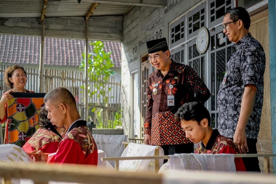 TINJAU. Wakil Wali Kota Magelang M Mansyur saat meninjau perajin batik di wilayahnya. (foto: prokompimkotamgl)