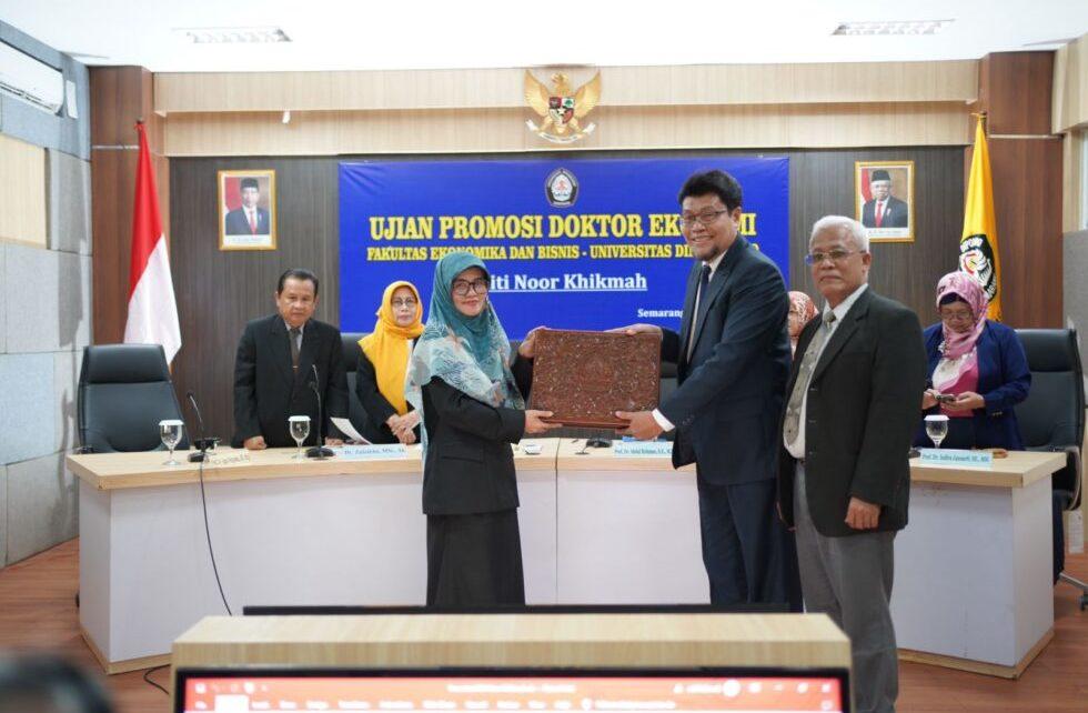 DOKTOR. Dosen Fakultas Ekonomi dan Bisnis (FEB) UNIMMA, Siti Noor Khikmah, SE., MSi. Ak (kiri) meraih gelar Doktor. (foto: unimma)