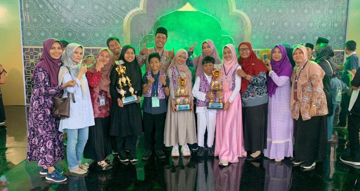 PENGHARGAAN. Siswa-siswa SD Muhammadiyah 2 Alternatif (SD Mutual 2) Kota Magelang dengan didampingi pihak sekolah menerima penghargaan. (foto: ist)