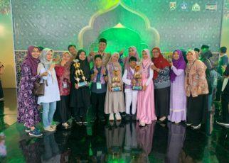 PENGHARGAAN. Siswa-siswa SD Muhammadiyah 2 Alternatif (SD Mutual 2) Kota Magelang dengan didampingi pihak sekolah menerima penghargaan. (foto: ist)