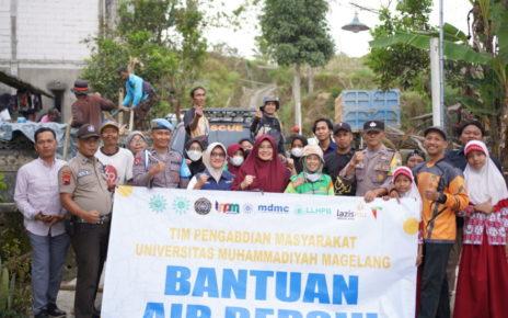 BANTUAN. Lembaga Penelitian dan Pengabdian pada Masyarakat (LPPM) Universitas Muhammadiyah Magelang (UNIMMA) menyalurkan bantuan air bersih kepada sejumlah daerah. (foto: unimma)