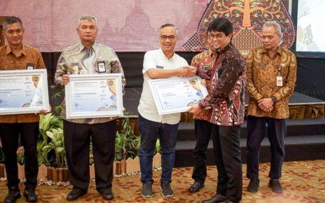 PENGHARGAAN. Plt Kepala BKN RI Haryomo Dwi Putranto menyerahkan penghargaan kepada Wali Kota Magelang dr. Muchamad Nur Aziz di Hotel Eastparc Yogyakarta, Kamis (26/10/2023). (foto: prokompimkotamgl)