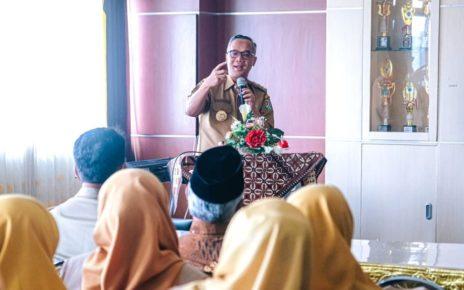DEKLARASI. Wali Kota Magelang dr. Muchamad Nur Aziz menghadiri deklrasi “Sekolah Ramah Anak Tanpa Bullying” di SMAN 2 Magelang, Senin (30/10/2023). (foto: prokompimkotamgl)