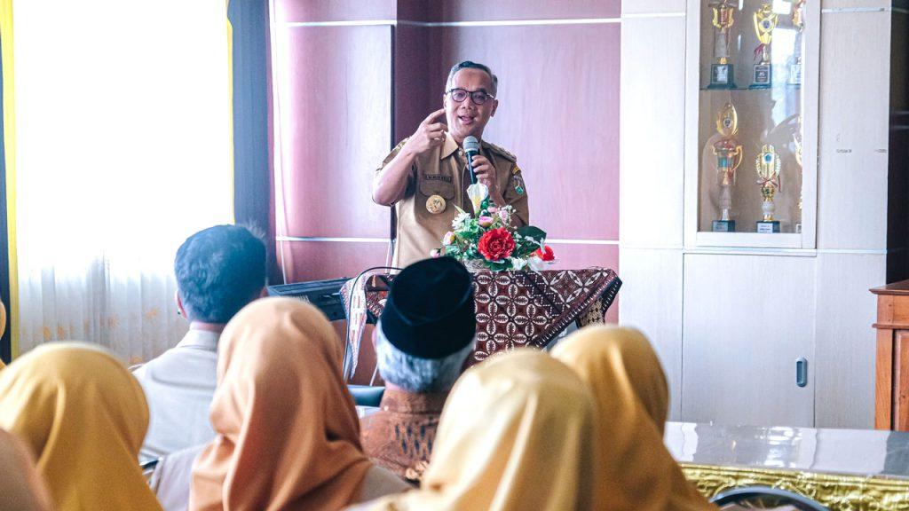 DEKLARASI. Wali Kota Magelang dr. Muchamad Nur Aziz menghadiri deklrasi “Sekolah Ramah Anak Tanpa Bullying” di SMAN 2 Magelang, Senin (30/10/2023). (foto: prokompimkotamgl)