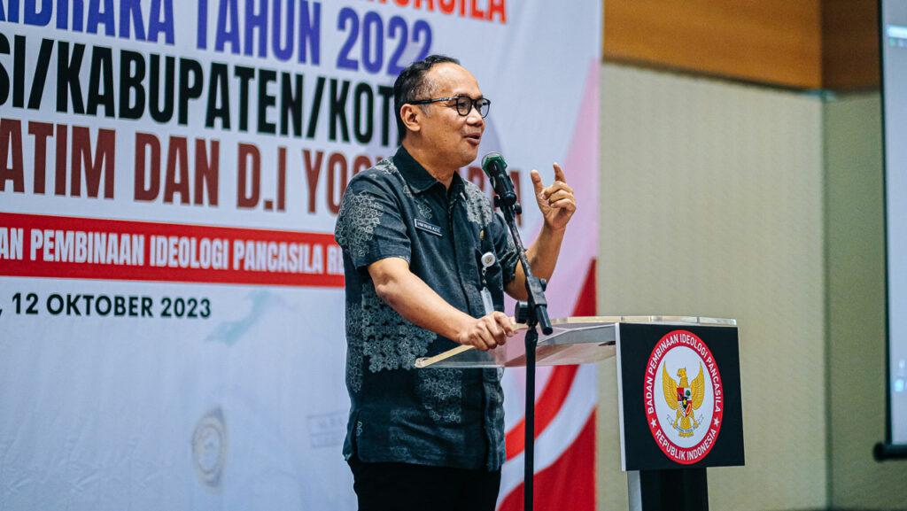 PENJELASAN. Wali Kota Magelang dr. Muchamad Nur Aziz saat memberi penjelasan dalam pembekalan Pembinaan Ideologi Pancasila. (foto: prokompimkotamgl)