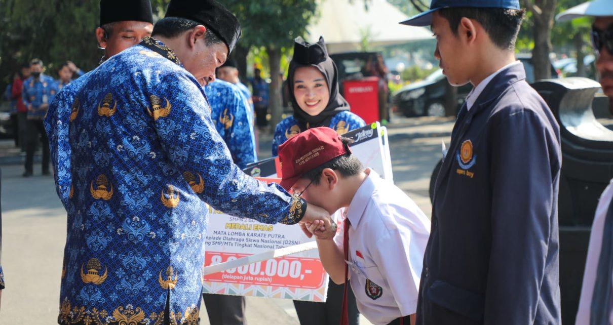 PENGHARGAAN. Penjabat (Pj) Gubernur Jawa Tengah Nana Sudjana menyerahkan penghargaan kepada siswa berprestasi seusai upacara di Halaman Kantor Gubernur Jawa Tengah. (foto: jatengprov)