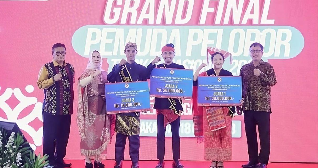 PEMENANG. Ramadhita Putra Purnomo (tengah) bersama jajaran pemenang Pemuda Pelopor Nasional 2023 saat malam penganugerahaan. (foto: its)