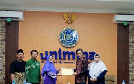 WTP. Rektor UNIMMA, Dr. Lilik Andriyani, SE., MSI menerima dokumen WTP dari Kantor Akuntan Pajak (KAP). (foto: unimma)