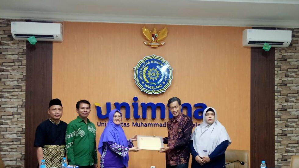 WTP. Rektor UNIMMA, Dr. Lilik Andriyani, SE., MSI menerima dokumen WTP dari Kantor Akuntan Pajak (KAP). (foto: unimma)