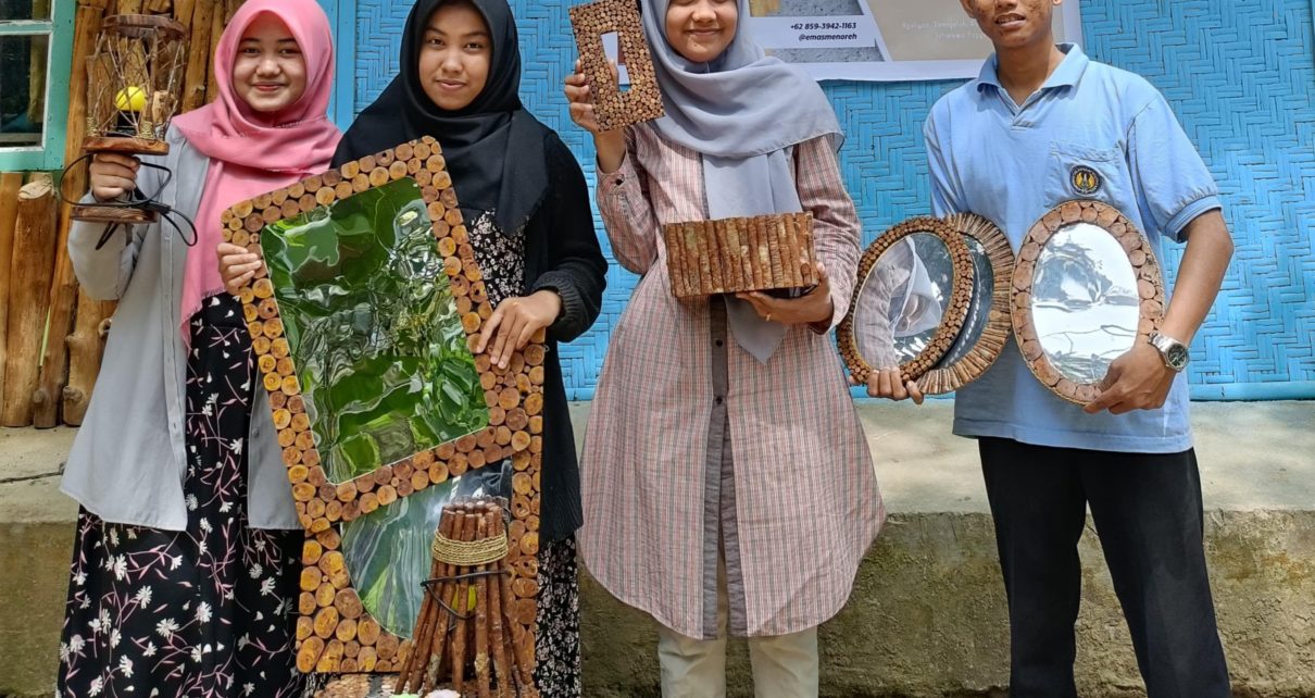 BERPOSE. Anggota emas menoreh  Auliyani Abdillah Rmb, Siti Fatimatul Zahro, Anisa Aprilia, Roma Sigit P. (foto: uny)
